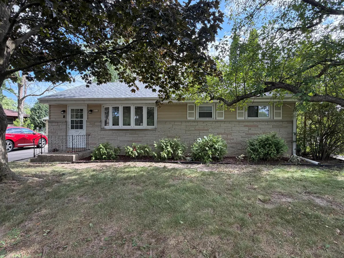 5713 W Calumet Rd, Milwaukee, WI 53223 - #1