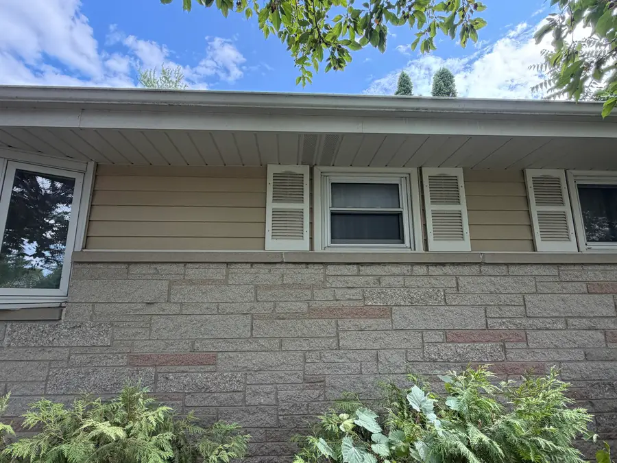 5713 W Calumet Rd, Milwaukee, WI 53223 - #2