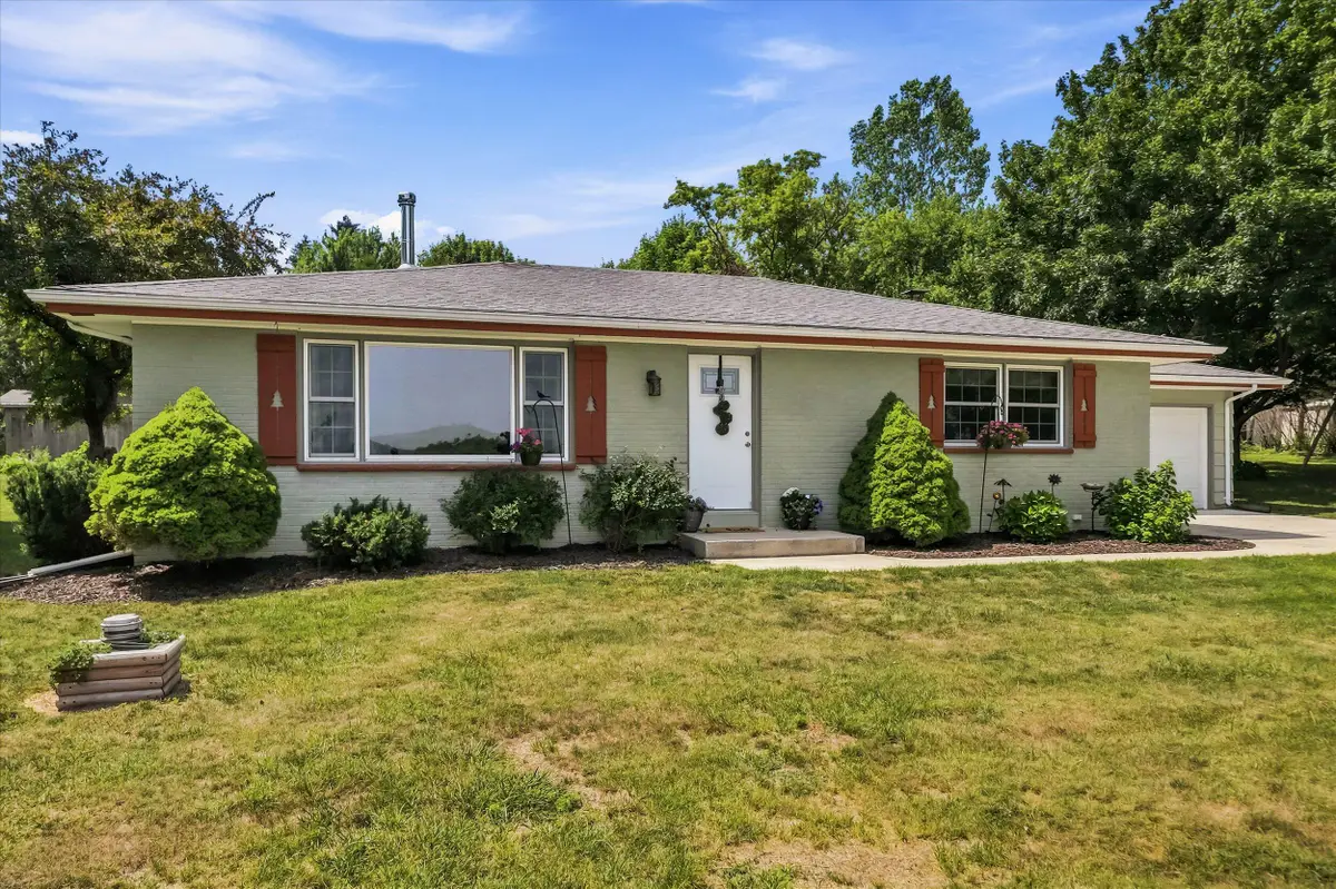 N6175 Clearview Dr, Fredonia, WI 53021 - #1