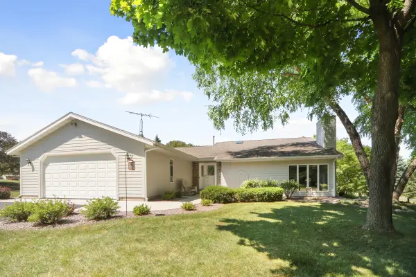 W5502 Evergreen Rd, Sugar Creek, WI 53121