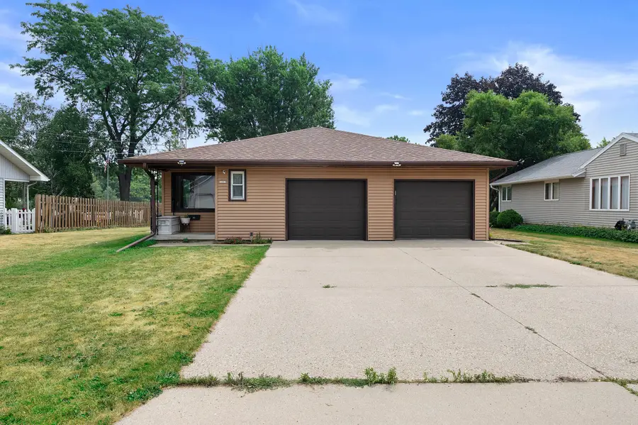 1607 Neenah St, Watertown, WI 53094 - #3