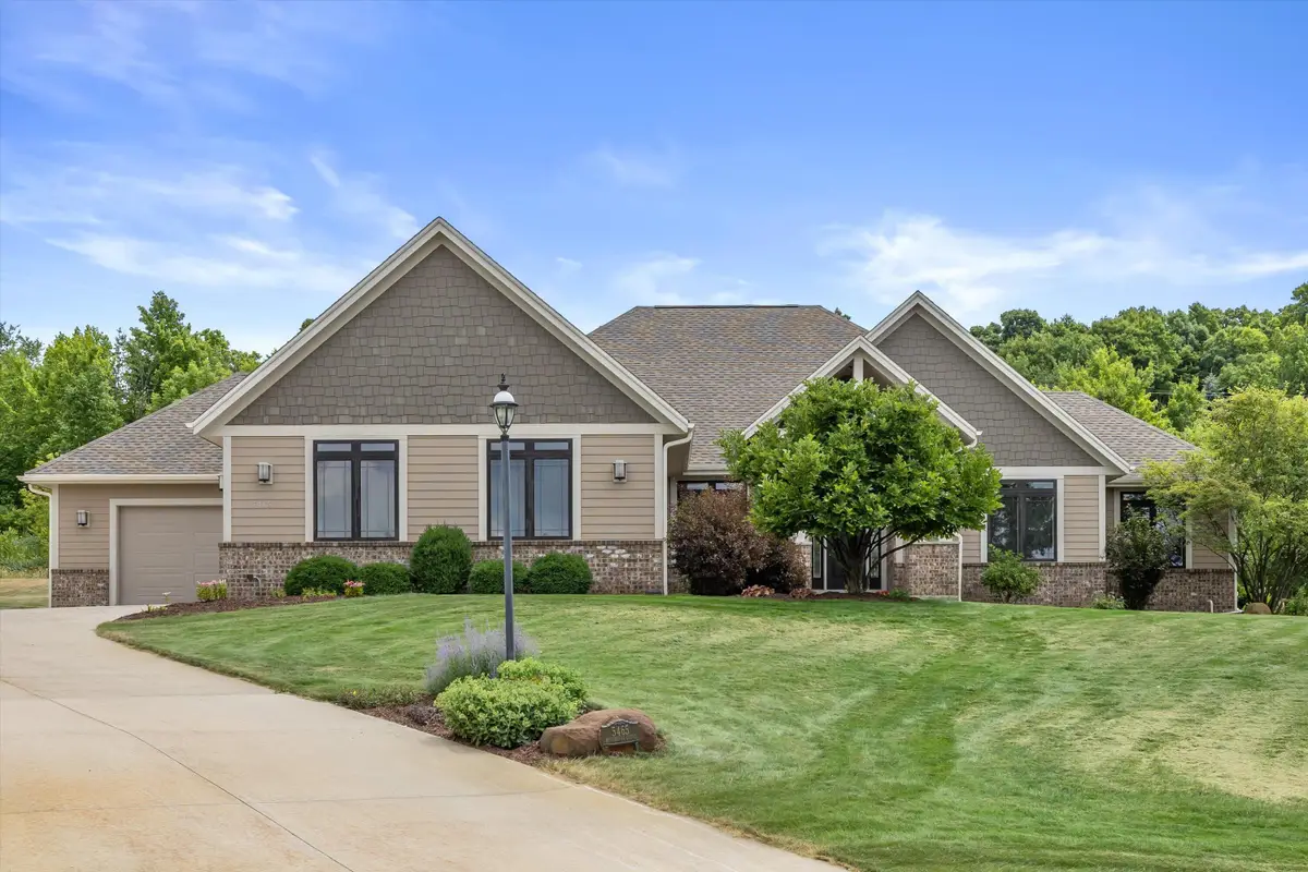 5465 S Baneberry Ct, New Berlin, WI 53146 - #1