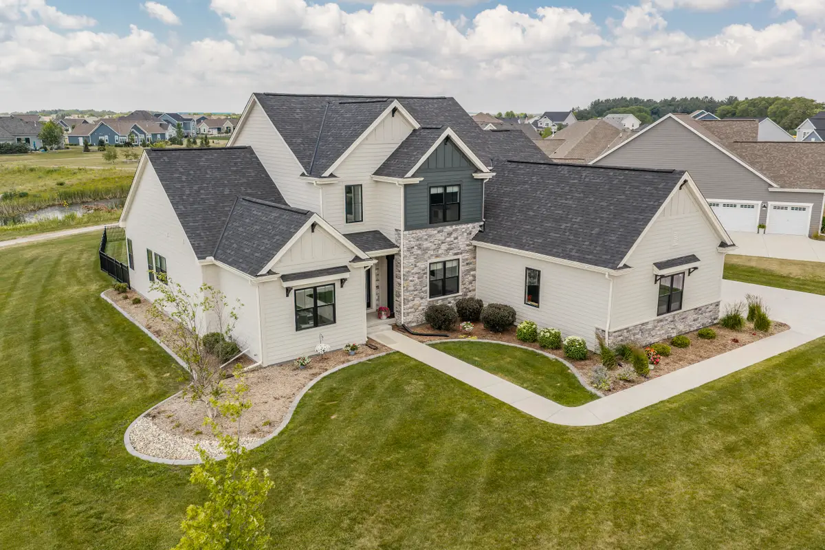 35105 Castle Rock Dr, Summit, WI 53066 - #1