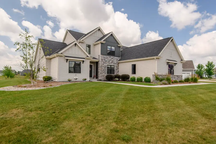 35105 Castle Rock Dr, Summit, WI 53066 - #2