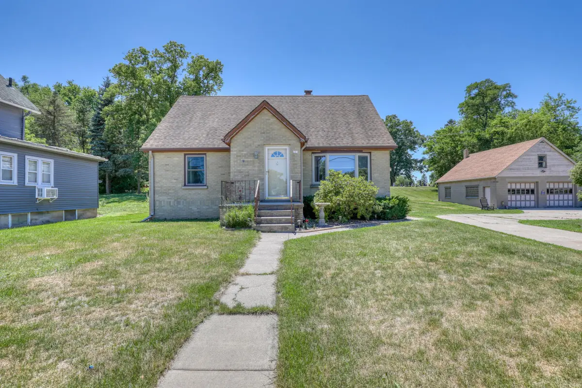 621 W Main St, Newburg, WI 53090 - #1