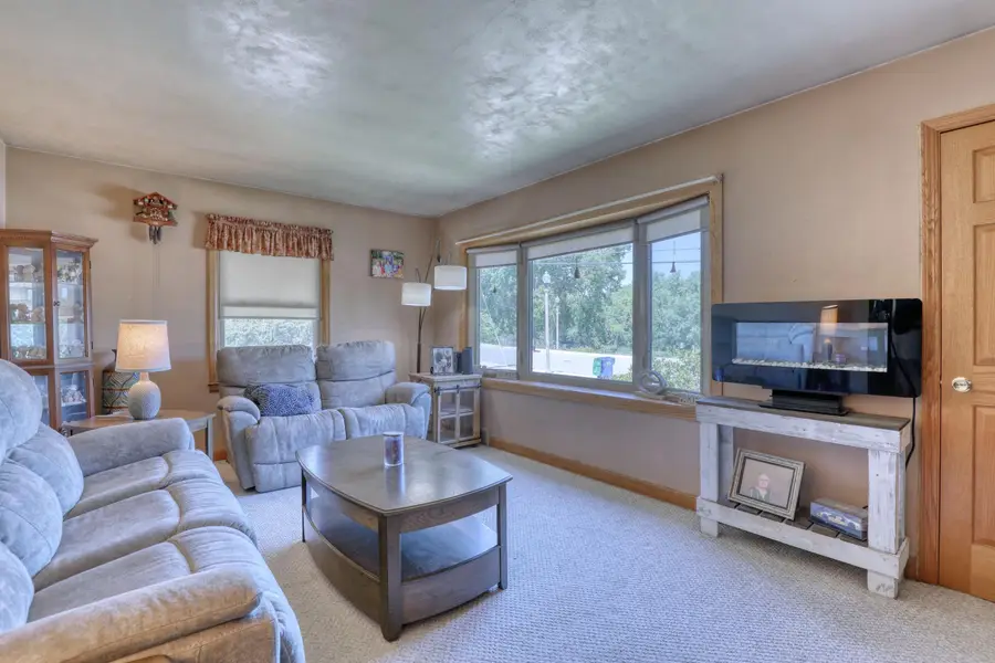 621 W Main St, Newburg, WI 53090 - #3