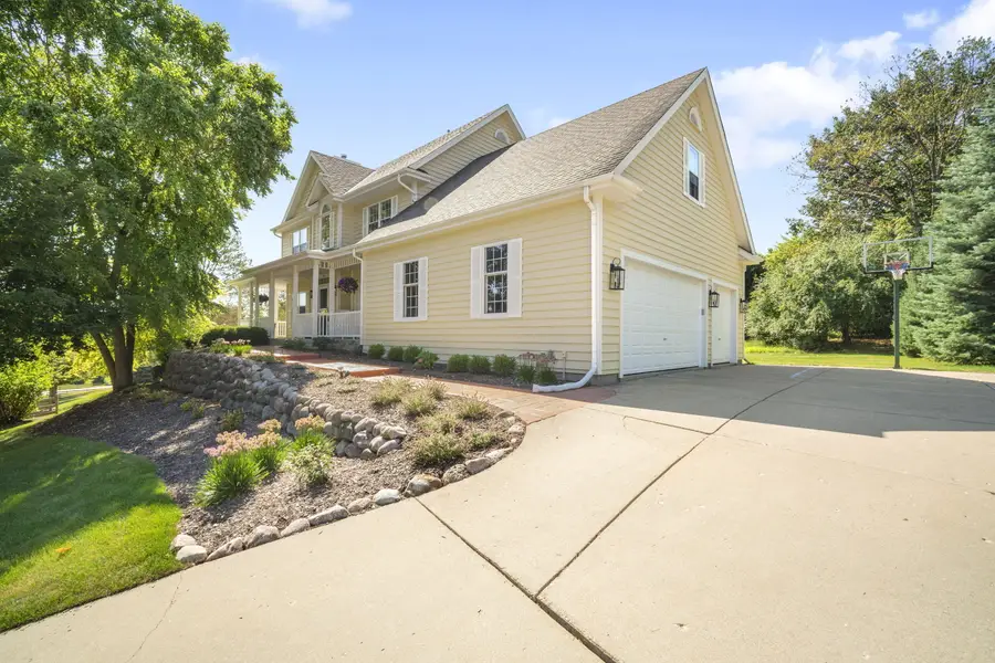 943 E Imperial Dr, Hartland, WI 53029 - #2