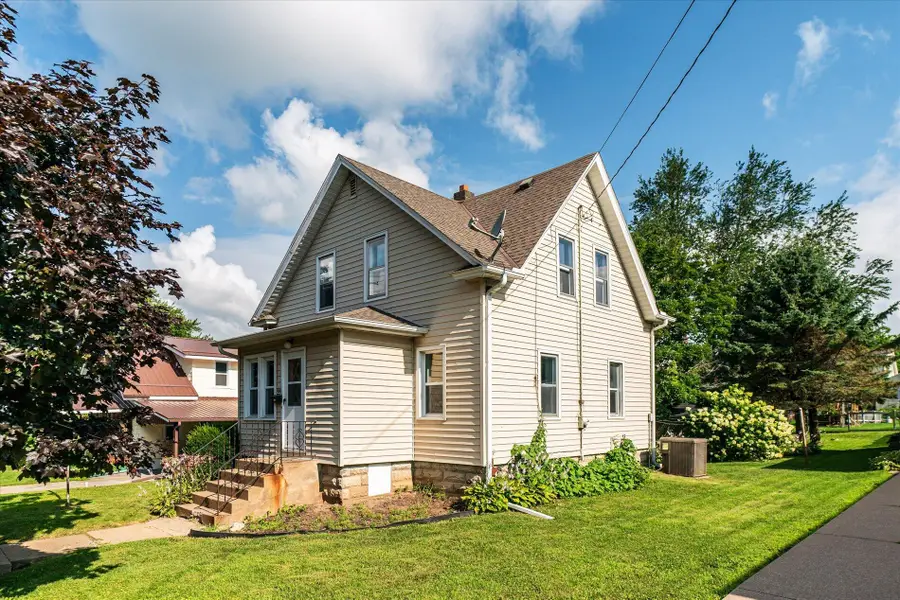 408 E Broadway St, Viroqua, WI 54665 - #2