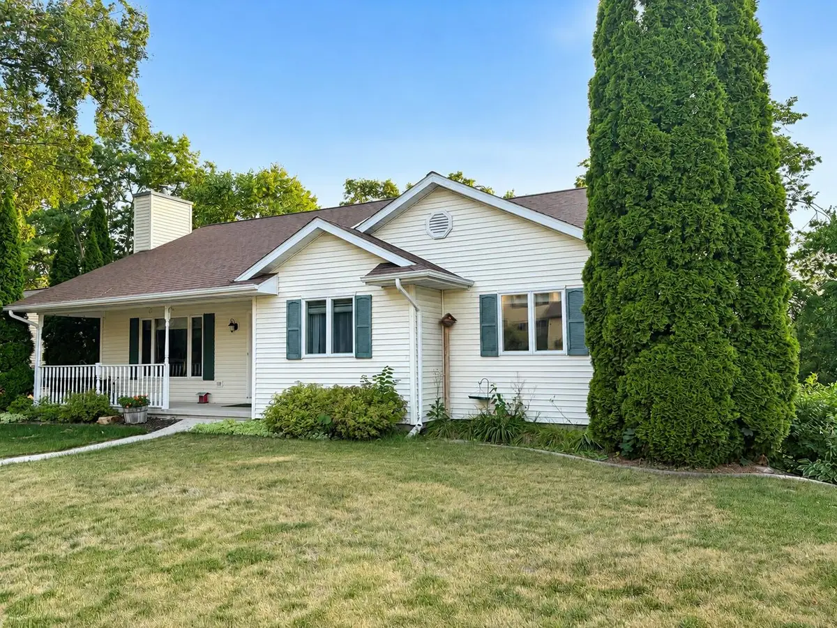 404 Bittersweet Ln, Plymouth, WI 53073 - #1