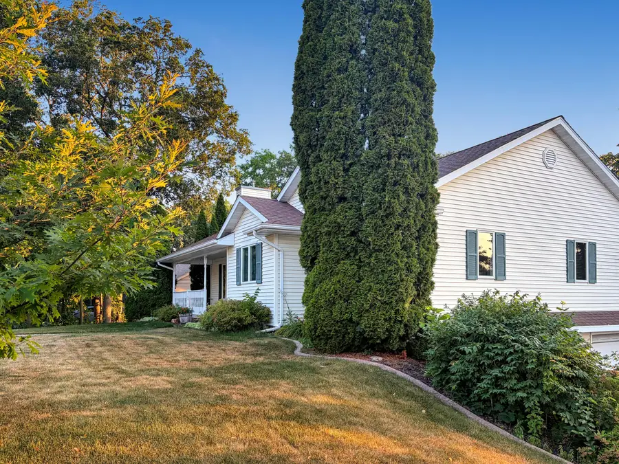 404 Bittersweet Ln, Plymouth, WI 53073 - #2