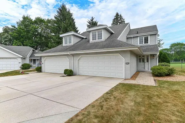 7436 W Tuckaway Creek Dr, Franklin, WI 53132