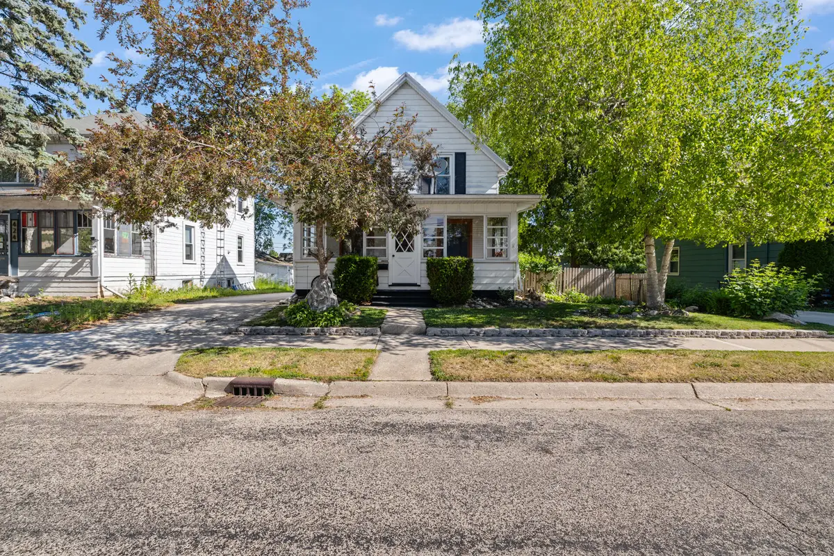 432 Pleasant Ave, Hartford, WI 53027 - #1