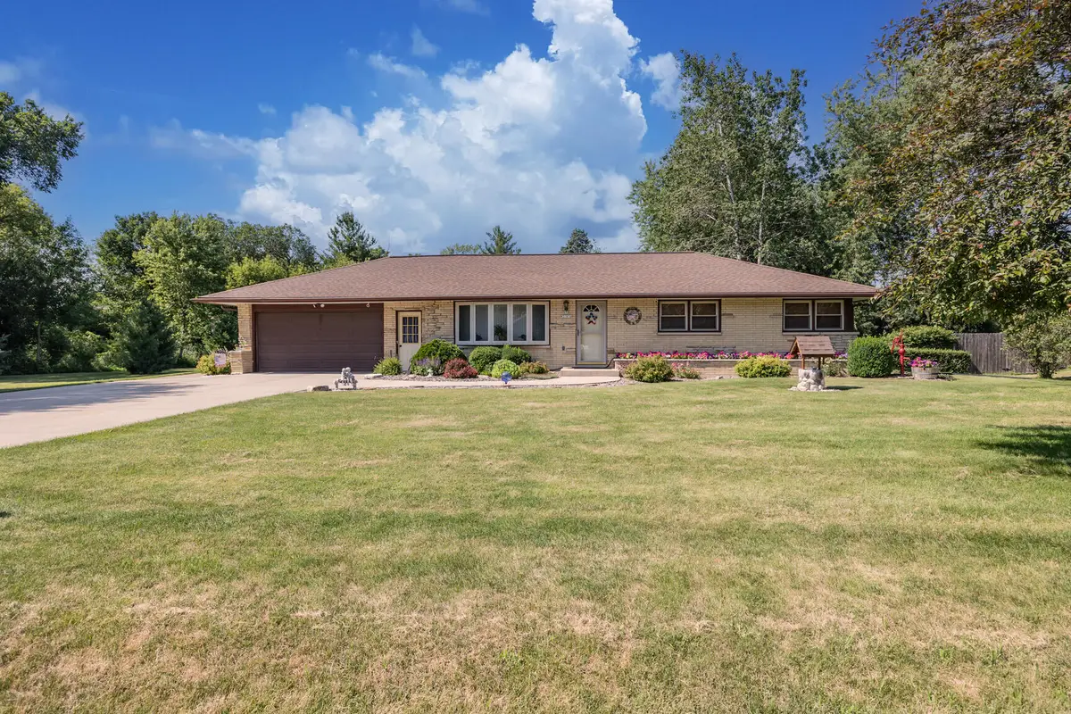N58W21816 Maclynn Dr, Menomonee Falls, WI 53051 - #1