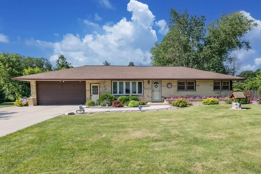 N58W21816 Maclynn Dr, Menomonee Falls, WI 53051 - #2