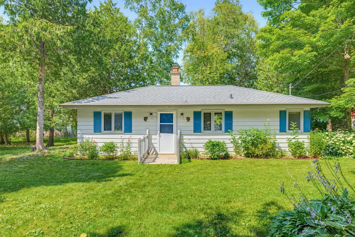 322 Lakeside Dr, Farmington, WI 53021 - #1