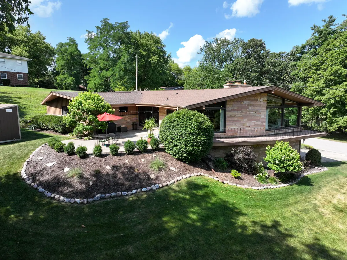 410 Oak Hill Rd, Walworth, WI 53184 - #1