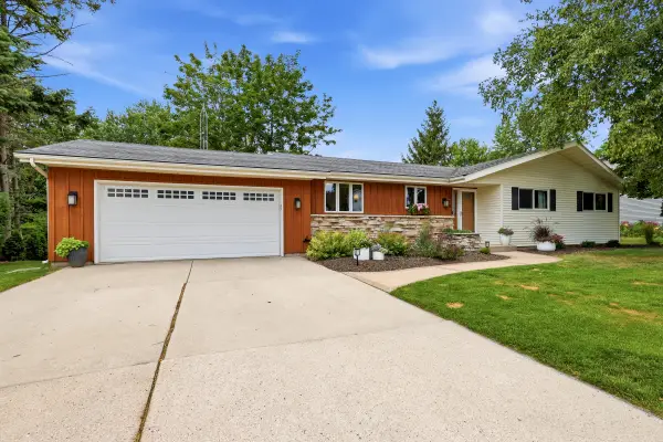 1020 S Washington Dr, Howards Grove, WI 53083