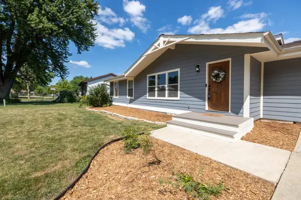176 Ridgeway Dr, Dousman, WI 53118
