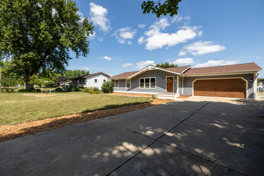 176 Ridgeway Dr, Dousman, WI 53118 - #2
