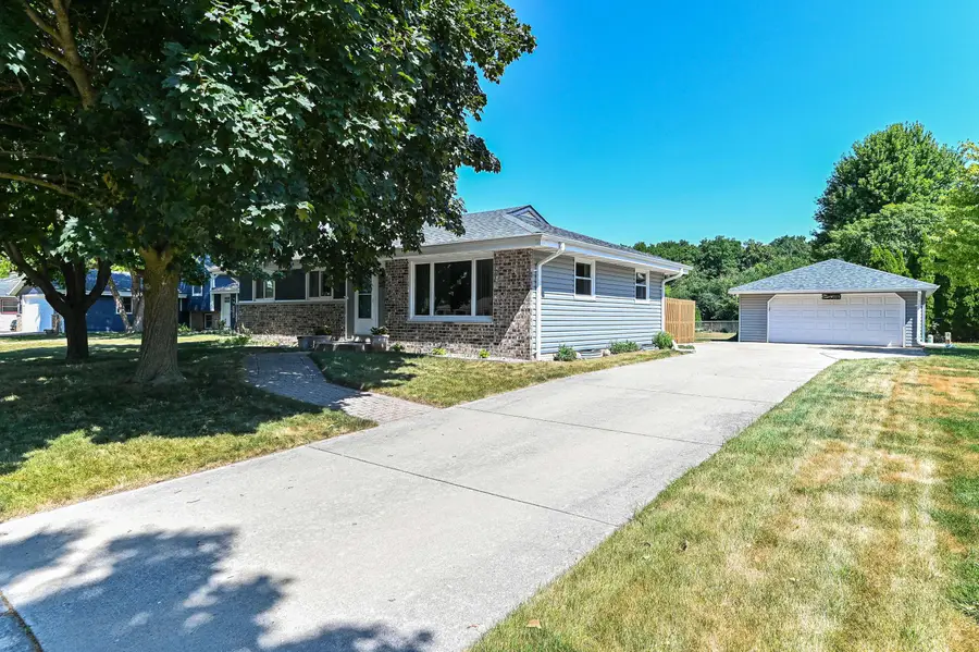 3310 E Woodview Ave, Oak Creek, WI 53154 - #2