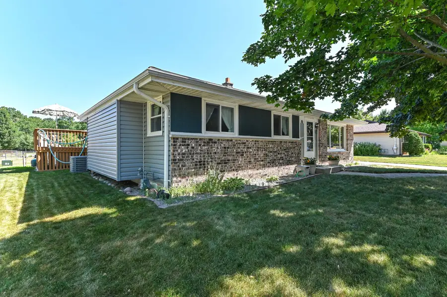 3310 E Woodview Ave, Oak Creek, WI 53154 - #3