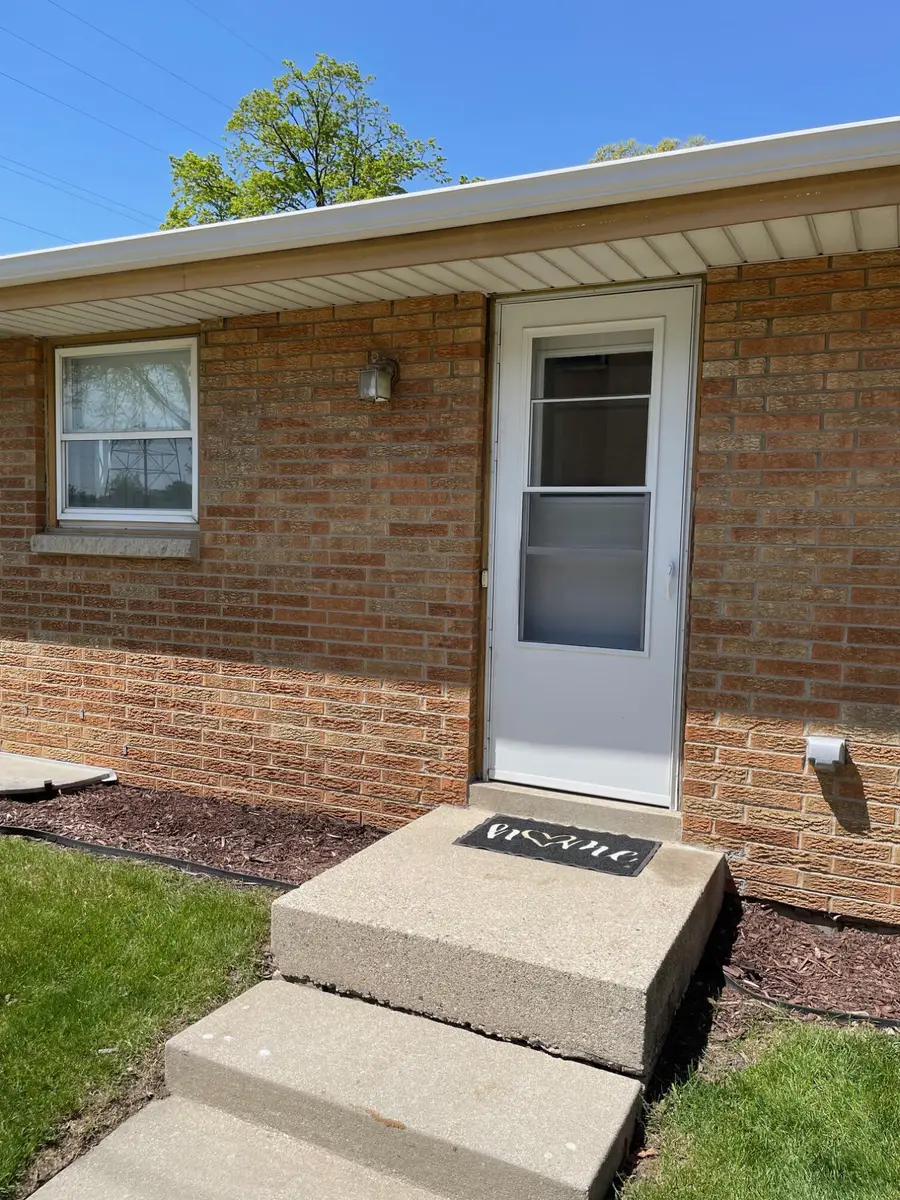 1422 W Van Norman Ave, Milwaukee, WI 53221 - #3