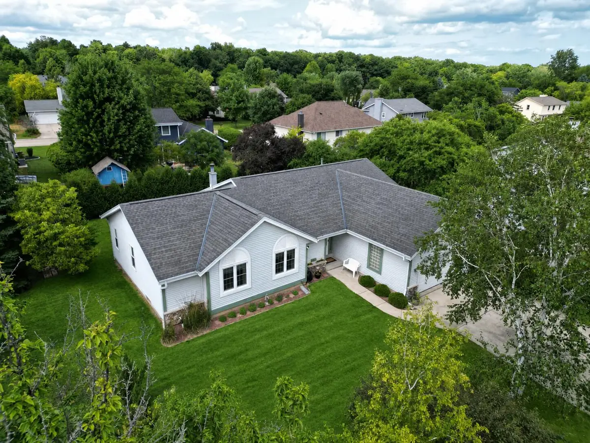 4130 W Thorncrest Dr, Franklin, WI 53132 - #1