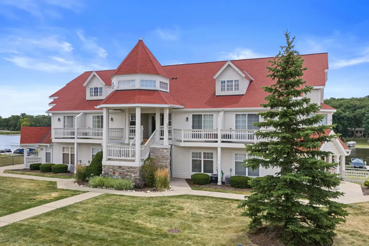 2107 Landings Ln, Delavan, WI 53115 - #1