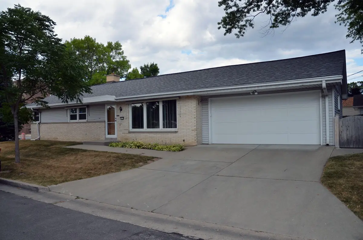 2672 N 115th St, Wauwatosa, WI 53226 - #1
