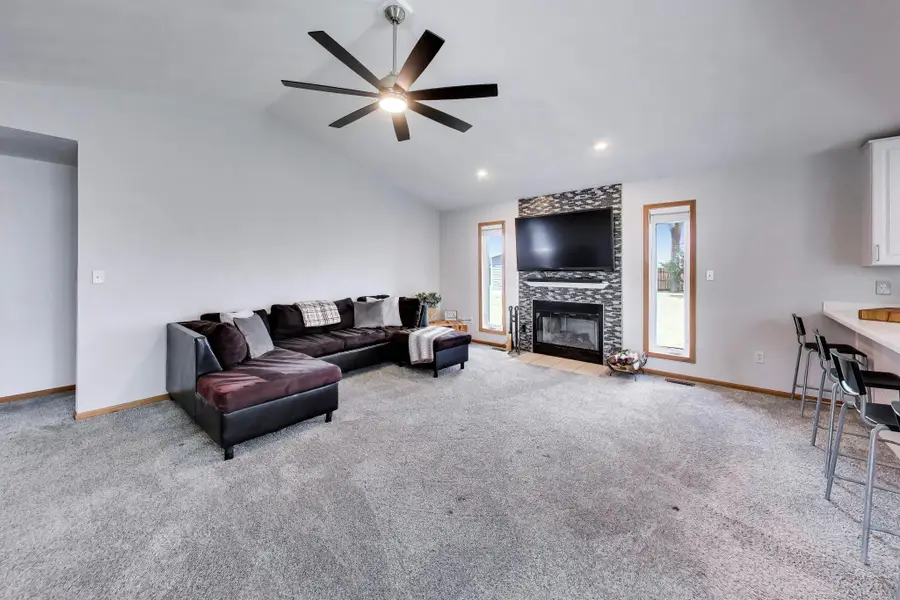 528 Valencia Dr, Delavan, WI 53115 - #3