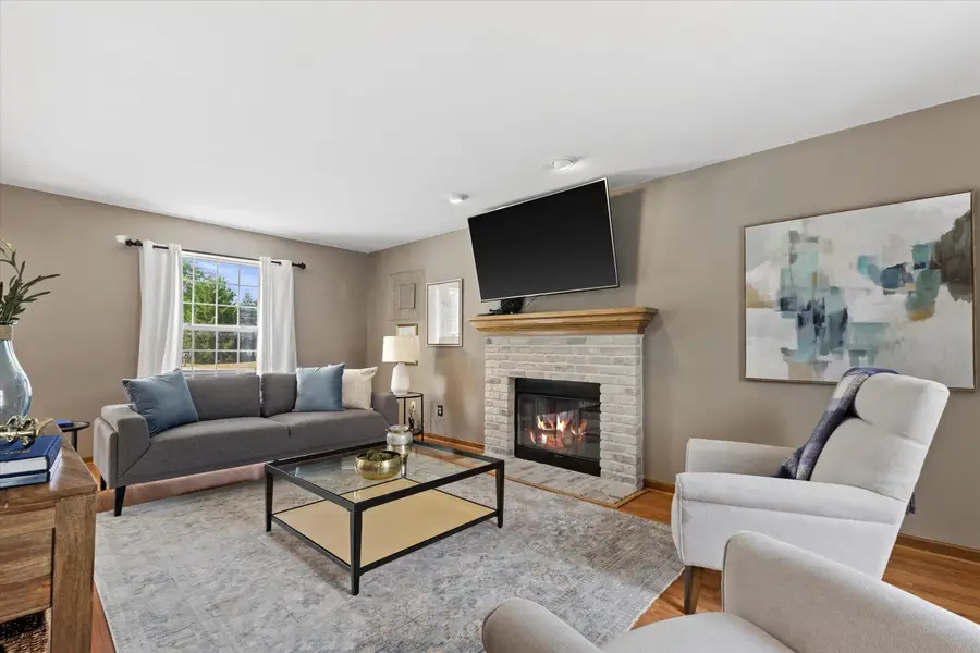 424 North Shore Ct, Pewaukee, WI 53072 - #2