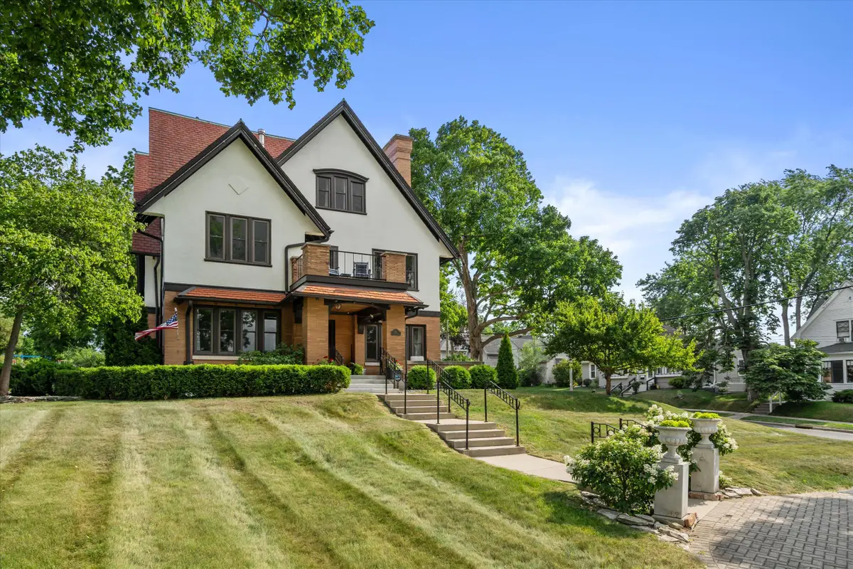 90 S Main St, Hartford, WI 53027 - #1