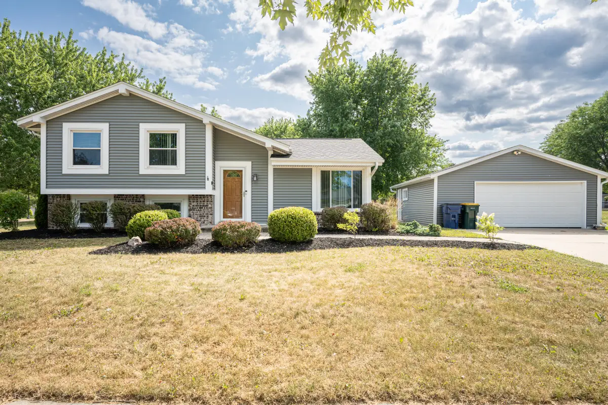 7601 S Manor Ave, Oak Creek, WI 53154 - #1