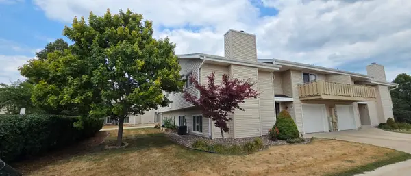 6461 S Crabapple Ct, Oak Creek, WI 53154