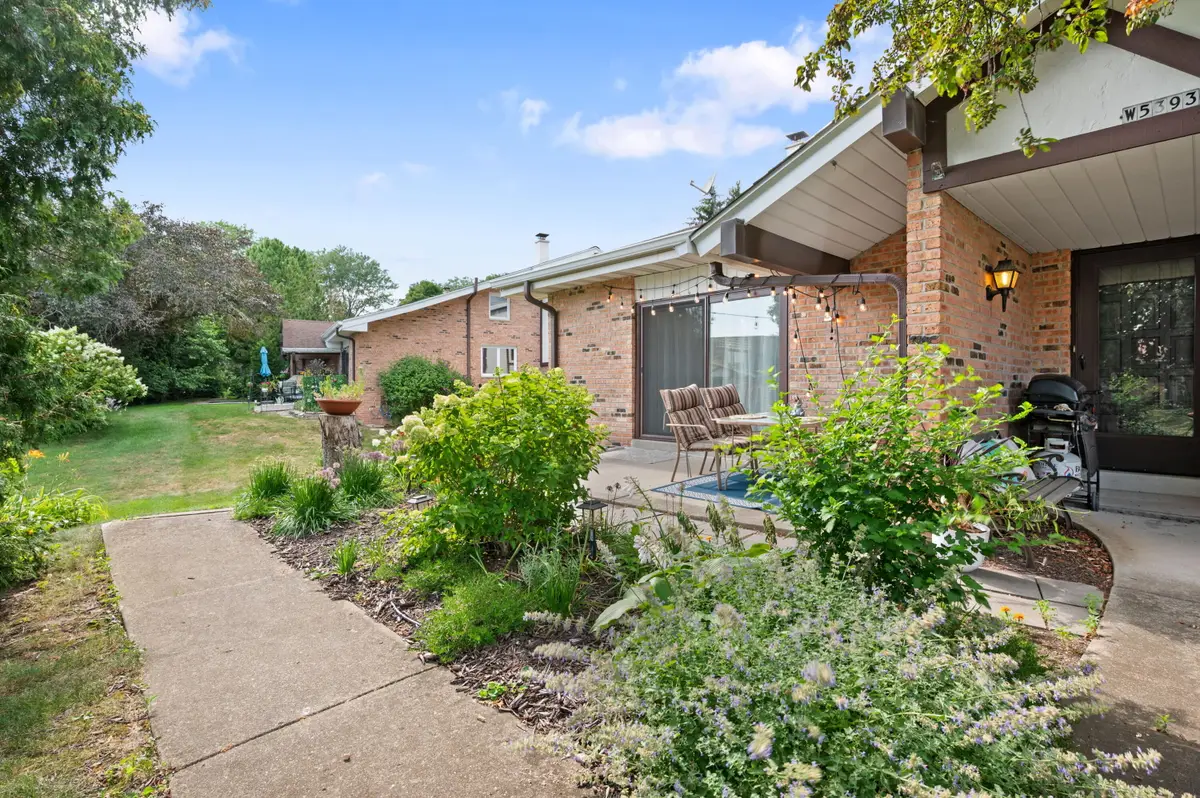 N16W5393 Garfield Ct, Cedarburg, WI 53012 - #1