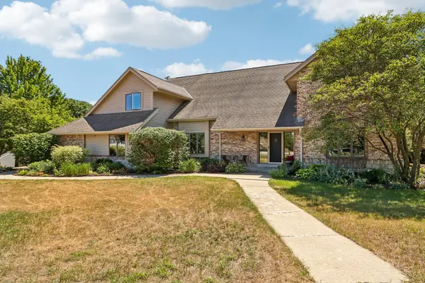 803 Knollwood Ct, Waukesha, WI 53188