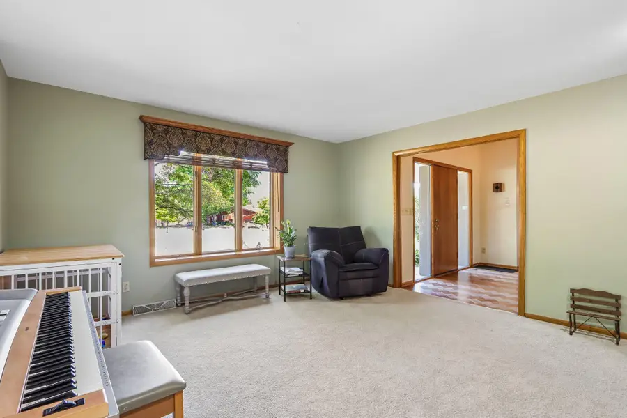 803 Knollwood Ct, Waukesha, WI 53188 - #3
