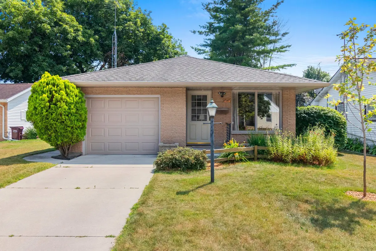 2027 Markham St, Manitowoc, WI 54220 - #1