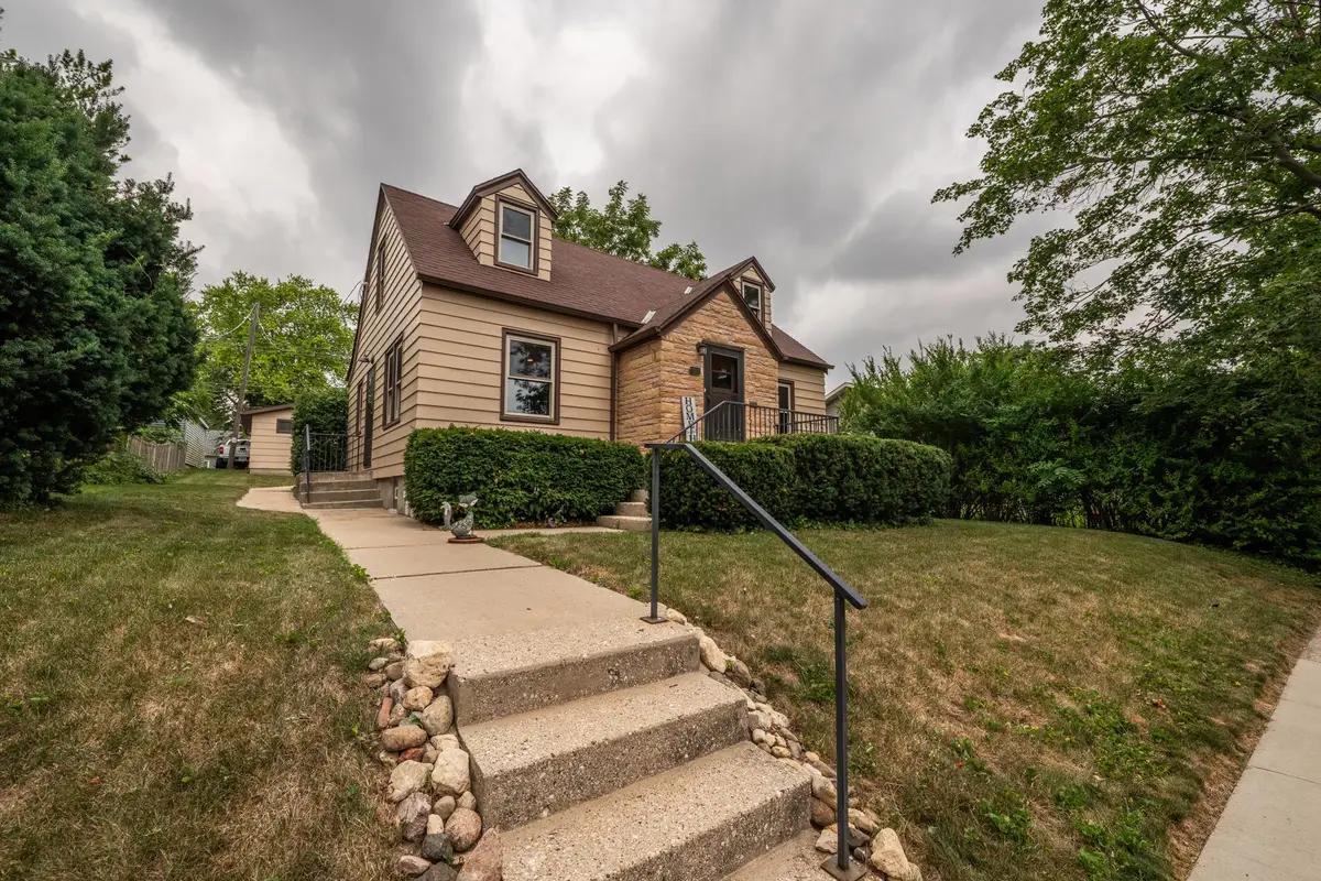 316 S 11th Ave, West Bend, WI 53095 - #1