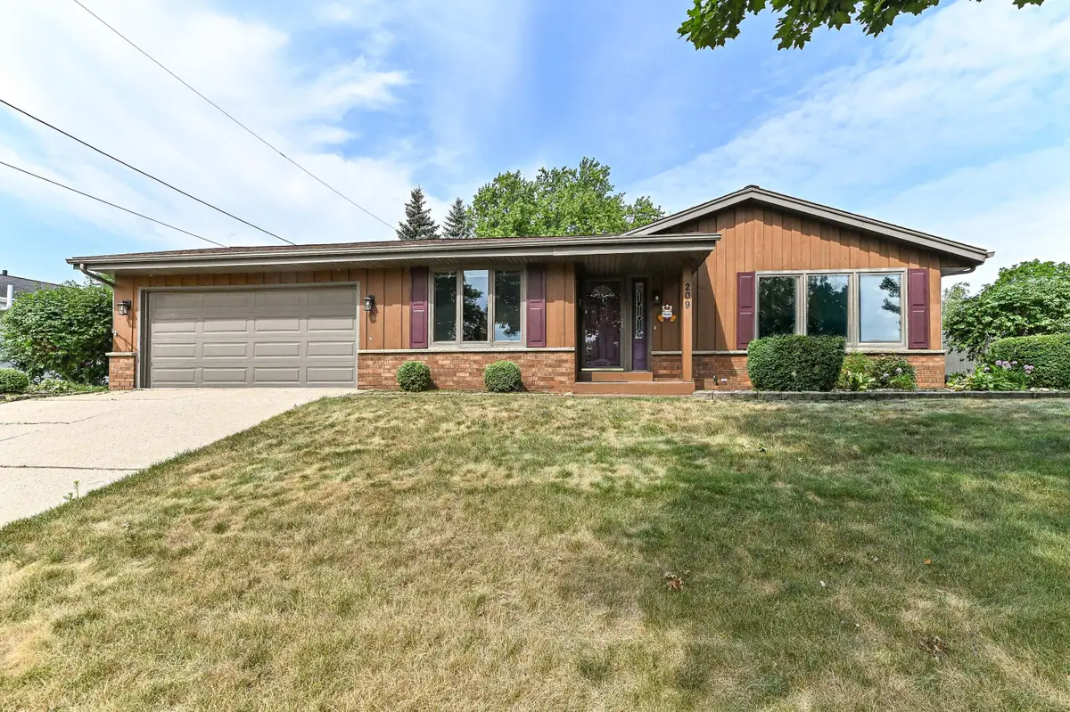 209 Parkview Dr, Burlington, WI 53105 - #1