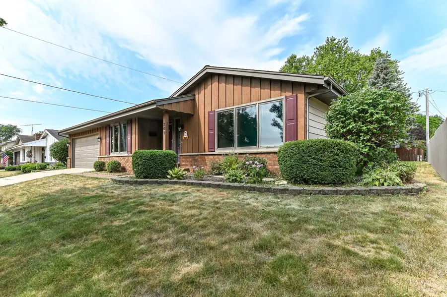 209 Parkview Dr, Burlington, WI 53105 - #2