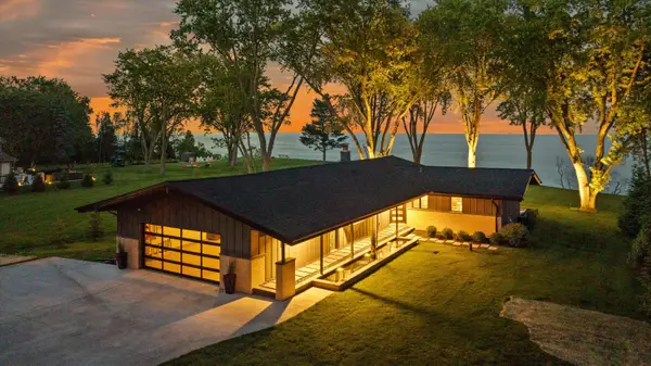 13464 N Lakewood Dr, Mequon, WI 53097