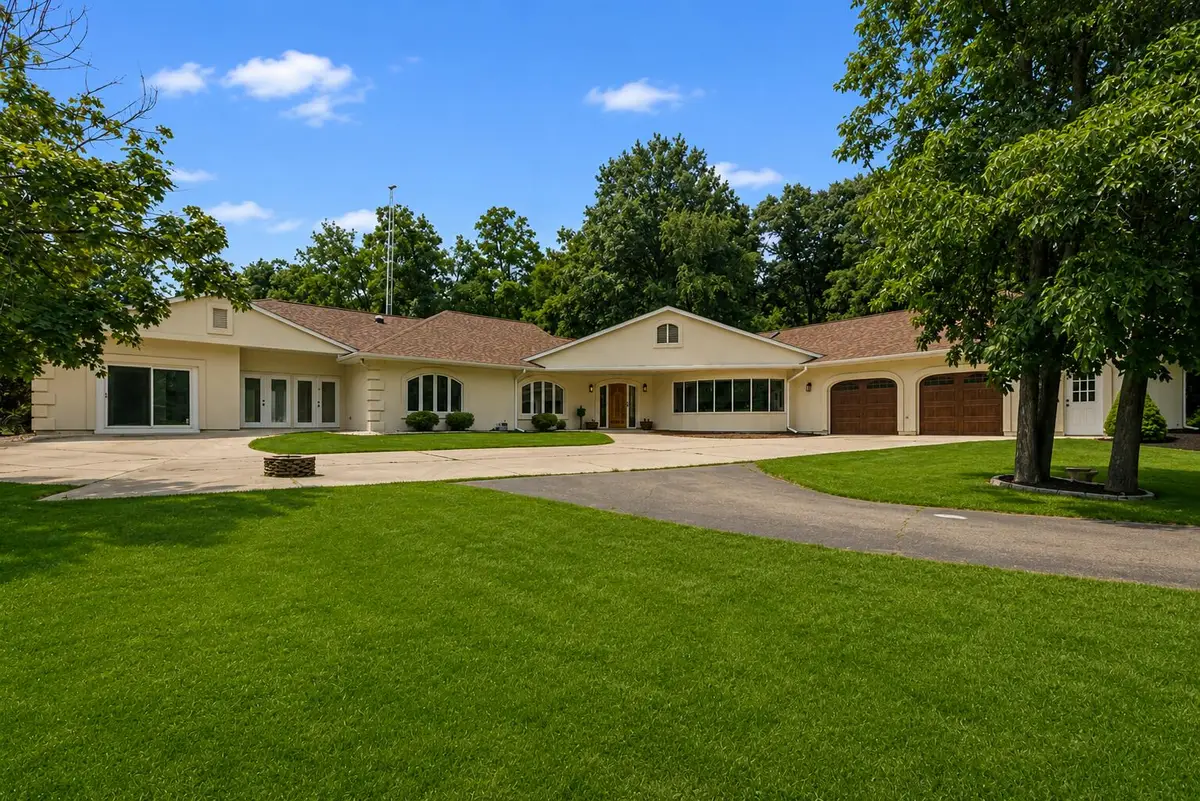 903 W Hazel Ridge Rd, Elkhorn, WI 53121 - #1
