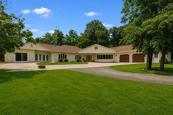 903 W Hazel Ridge Rd, Elkhorn, WI 53121