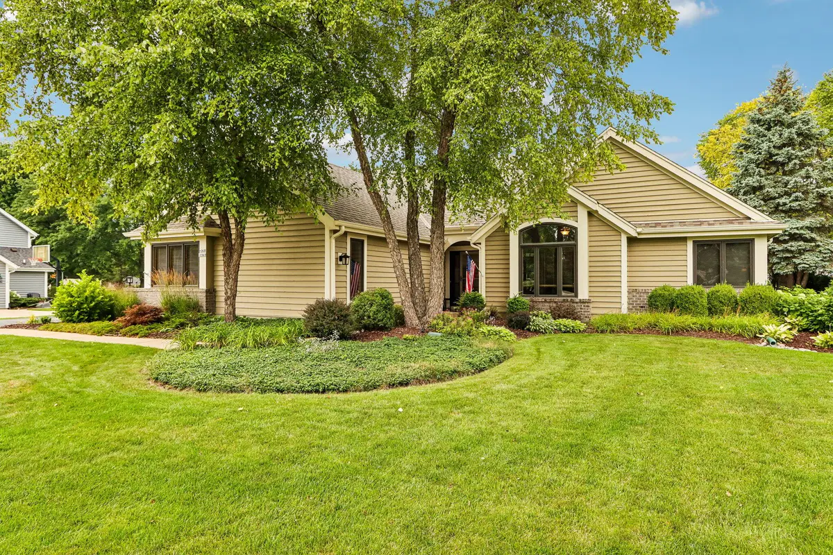 W263N2367 Deer Haven Dr, Pewaukee, WI 53072 - #1
