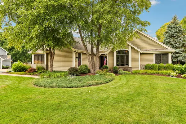 W263N2367 Deer Haven Dr, Pewaukee, WI 53072