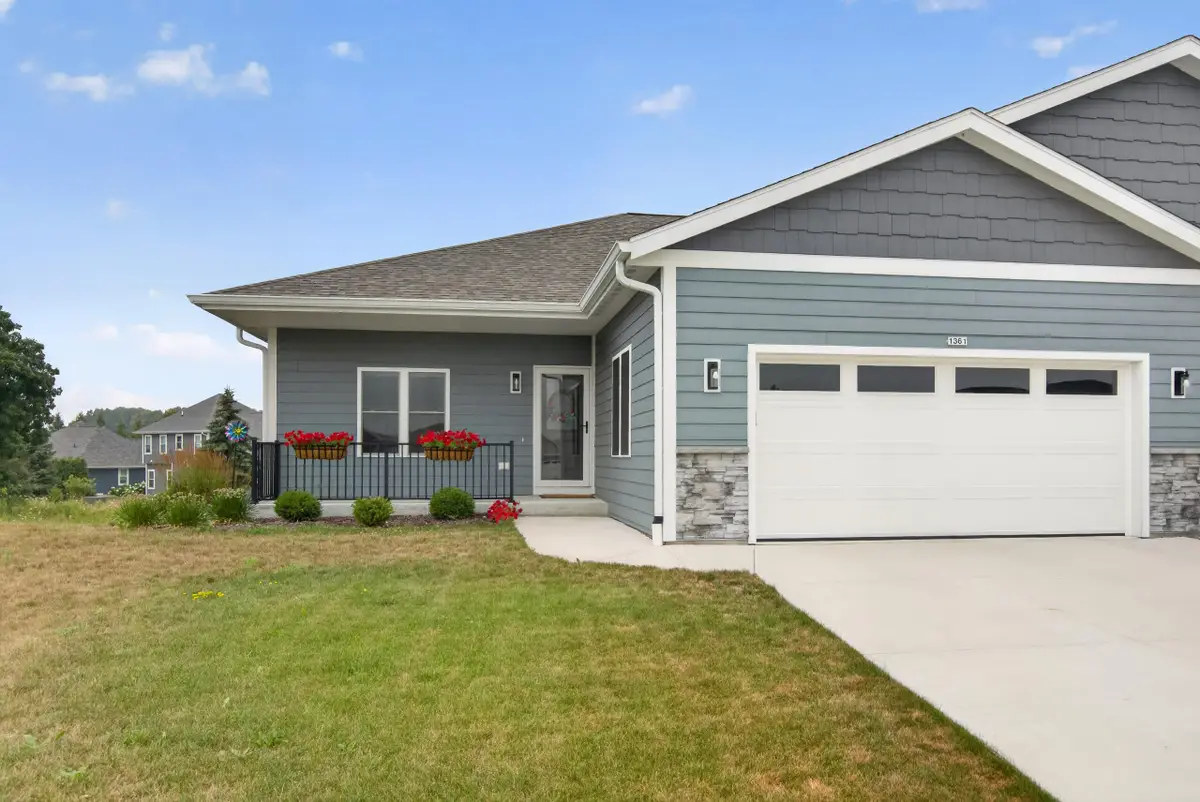 1361 Scenic Pointe Ct, Hartford, WI 53027 - #1