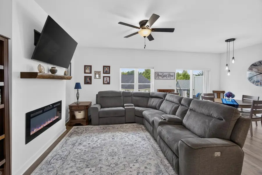 1361 Scenic Pointe Ct, Hartford, WI 53027 - #3