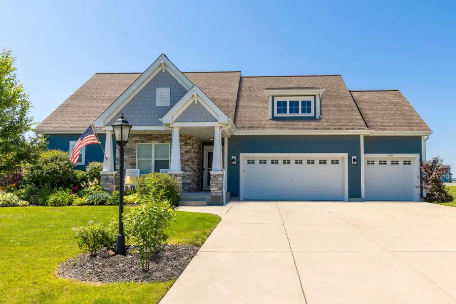 8211 W Highlander Dr, Mequon, WI 53097 - #2