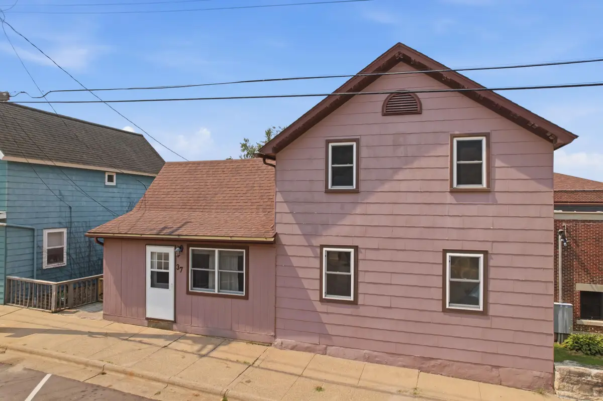 37 N Hill St, Fountain City, WI 54629 - #1